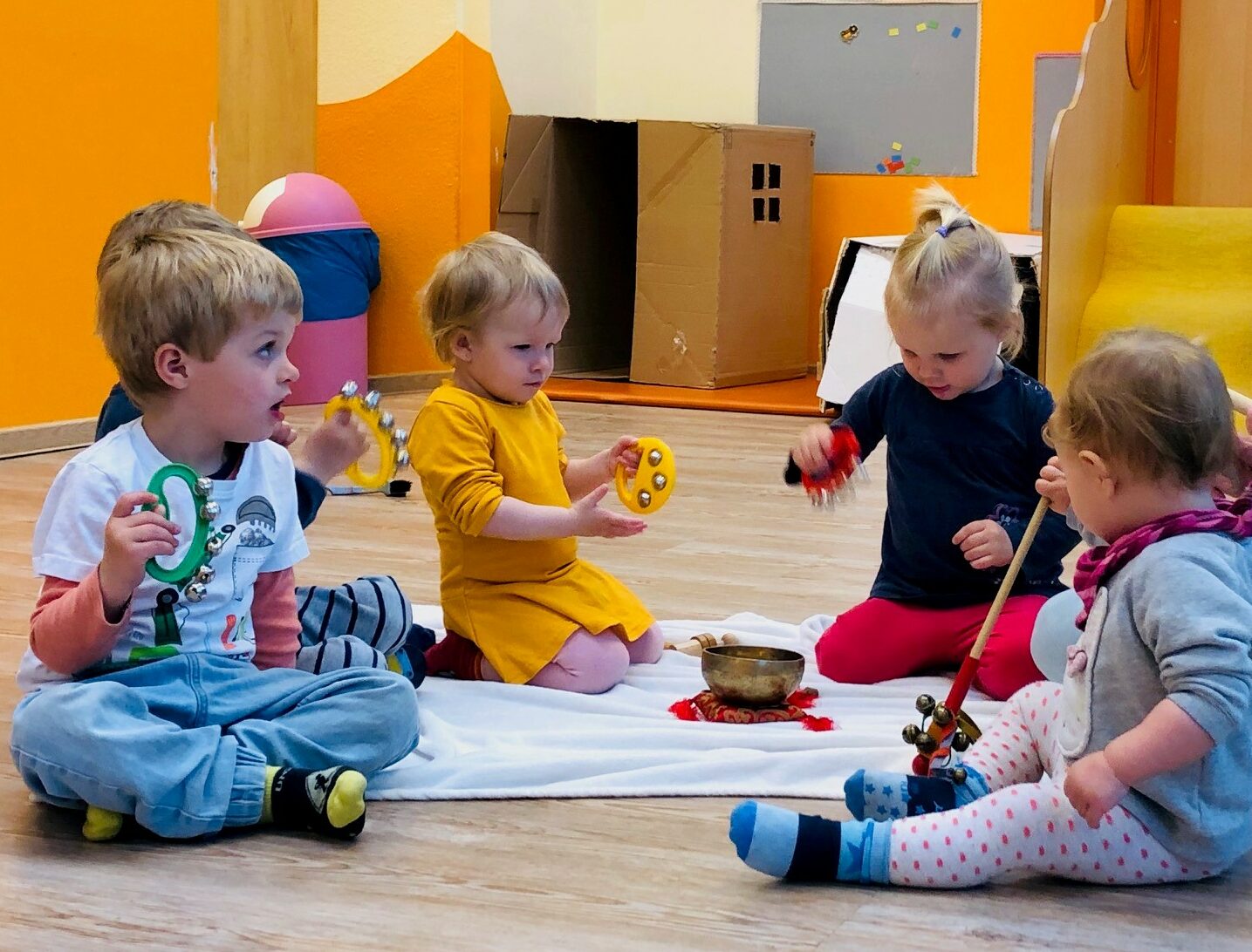 Kinder spielen mit einer Erzieherin