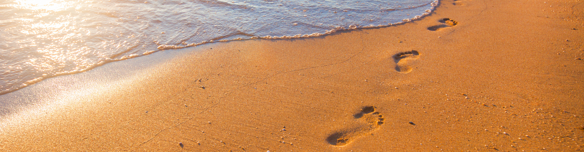 Am Strand am Meer und Sand.