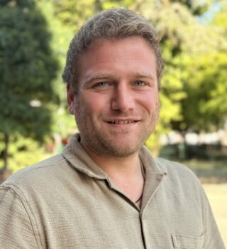Ein GPS Mitarbeiter namens Thore Opitz draußen in einem Garten.