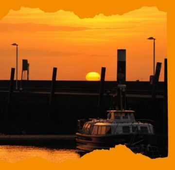 Hafen mit Schiffen beim Sonnenaufgang