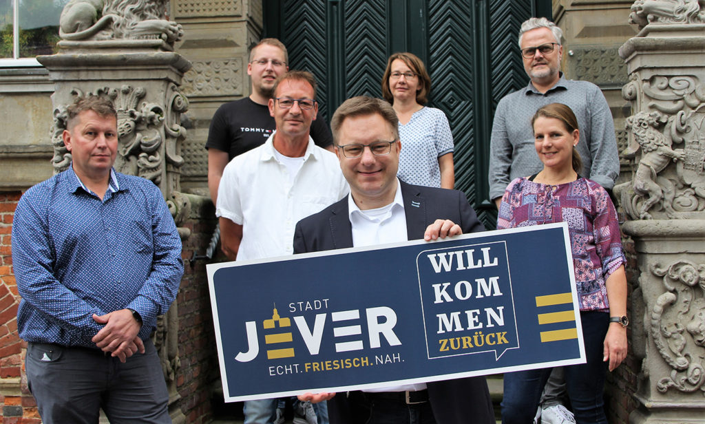 Man sieht Mitarbeiter der GPS und der Bürgermeister von Jever vor einem Gebäude