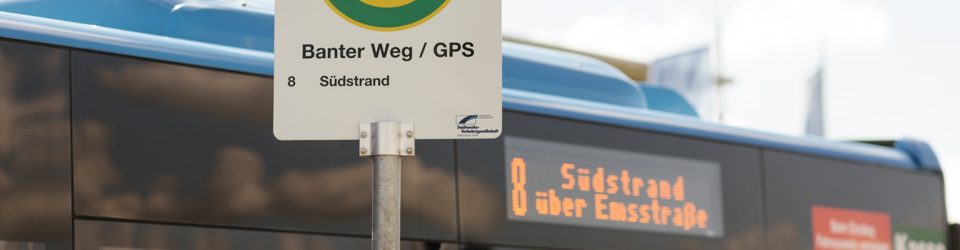 Ein Bus hält an einer Bushaltestelle bei der GPS Verwaltung.