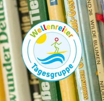 Kinderbücher im Regal, in der Mitte das Wellenreiter Logo