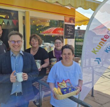 Draußen vor dem Kiosk Kunterbunt. Man sieht einen GPS Mitarbeiter, eine GPS Beschäftigte, den Bürgermeister von Jever und zwei andere Frauen auf dem Bild.
