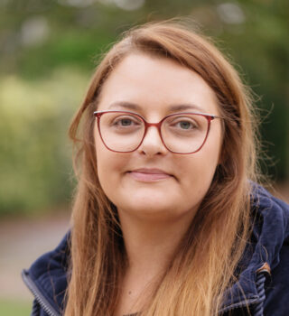 Eske Reese: Die Leitung von der Kita Ahoi in Wilhelmshaven. Eine junge Frau. Sie hat lange braune Haare und trägt eine Brille.