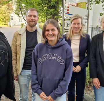 Auf diesem Bild sieht man die Einrichtungsleiterin vom "GPS Kindergarten Leuchtfeuer" namens Sylvia Ehrhardt, Abteilungsleiter der "GPS Freiwilligendienste und Ehrenamt" namens Christian Künken, zwei GPS Erzieherinnen und die Bundestagesabgeordnete Siemtje Möller zu Gast.