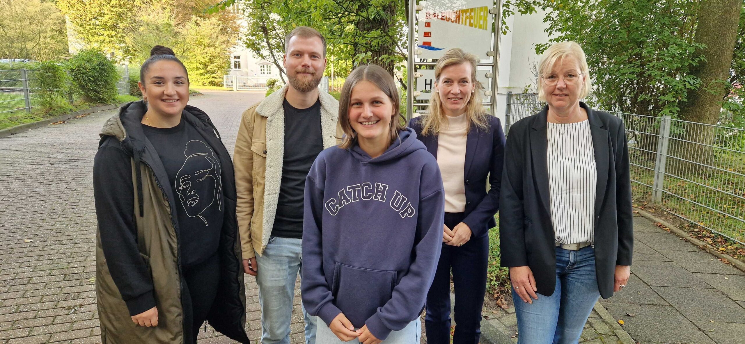 Auf diesem Bild sieht man die Einrichtungsleiterin vom "GPS Kindergarten Leuchtfeuer" namens Sylvia Ehrhardt, Abteilungsleiter der "GPS Freiwilligendienste und Ehrenamt" namens Christian Künken, zwei GPS Erzieherinnen und die Bundestagesabgeordnete Siemtje Möller zu Gast.