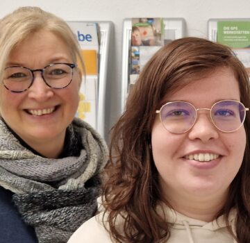 Zwei GPS Mitarbeiterinnen namens Bianca Rieken und Maja Mienits von der Abteilung "Treffpunkt Teilhabe" lächeln in die Kamera.