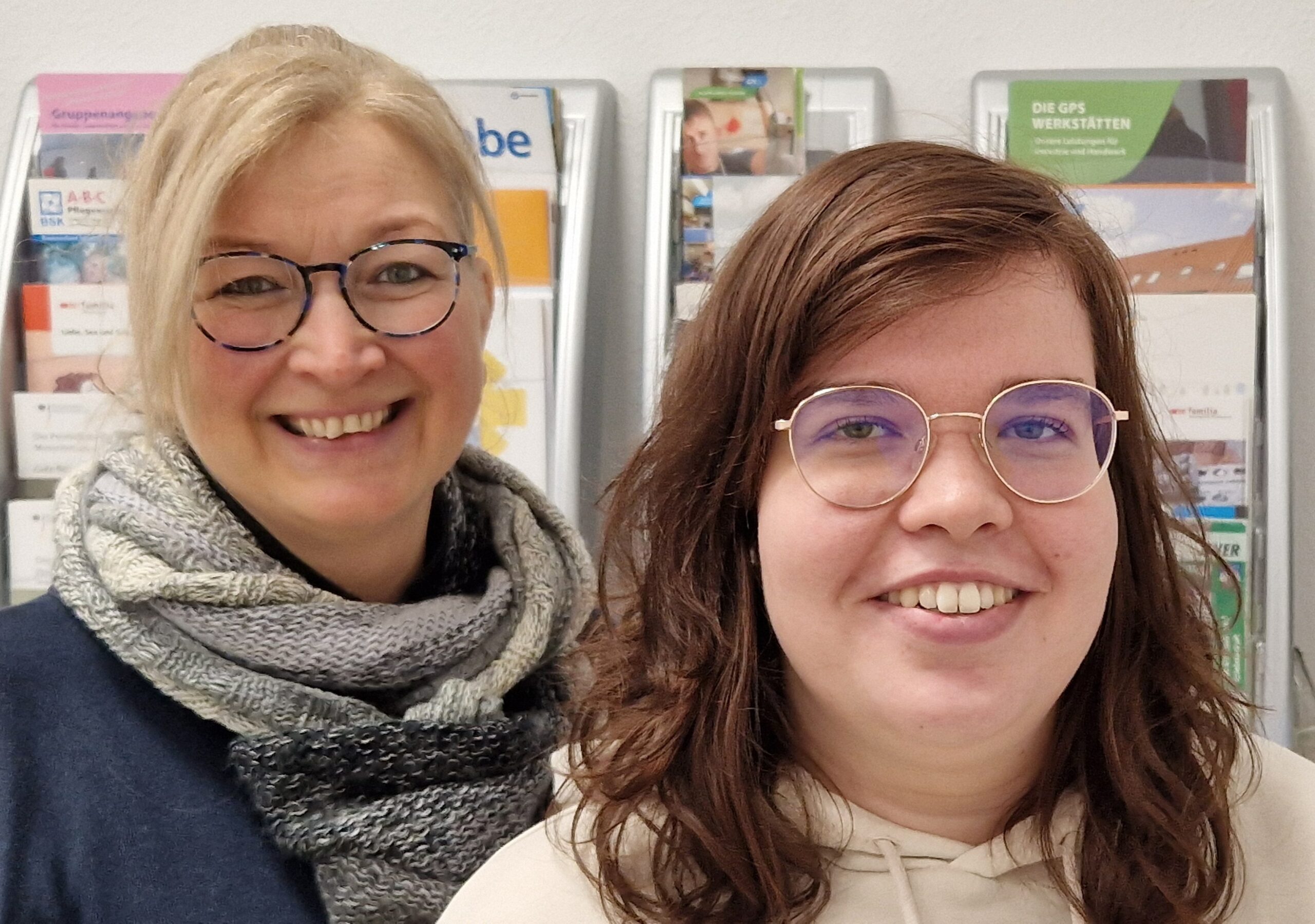 Zwei GPS Mitarbeiterinnen namens Bianca Rieken und Maja Mienits von der Abteilung "Treffpunkt Teilhabe" lächeln in die Kamera.
