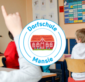 Schüler von der Dorfschule Mansie im Unterricht. Drei Schüler melden sich mit Handzeichen.