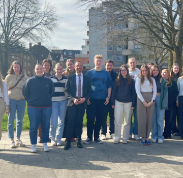 Gruppenfoto von Menschen von der GPS.