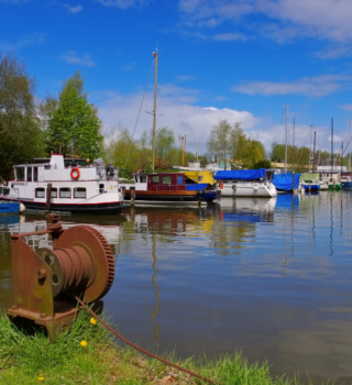 Ein See wo ganz viele Boote sind.