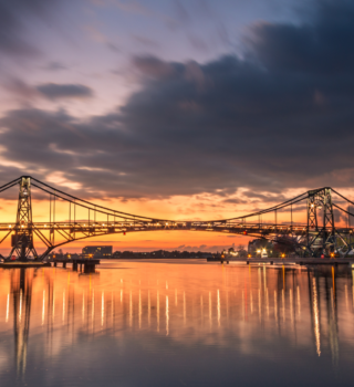 Die Kaiser-Wilhelm-Brücke in Wilhelmshaven bei Sonnenuntergang