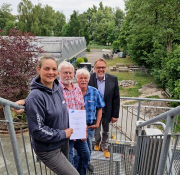 Draußen bei der Werkstatt Wilhelmshaven auf den Notfalltreppen mit dem Geschäftsführer der GPS Klaus Puschmann, Leiterin vom GPS Sport & Freizeit Kati Kross mit zwei älteren Männern.