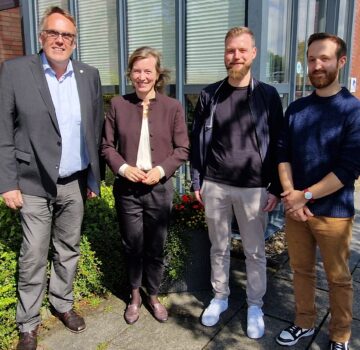Gruppenfoto vor der GPS Verwaltung mit dem Geschäftsführer der GPS, zwei GPS Mitarbeiter und die Politikerin Siemtje Möller