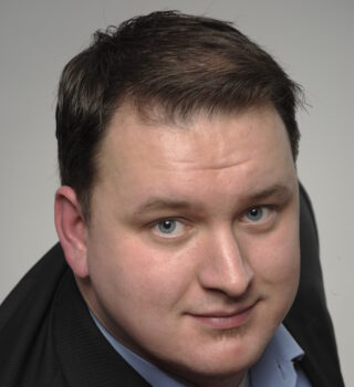 Ein Portrait von einem GPS Mitarbeiter namens Christoph Müller. Er ist die Abteilungsleitung Hauswirtschaft der ARTEC Roffhausen.