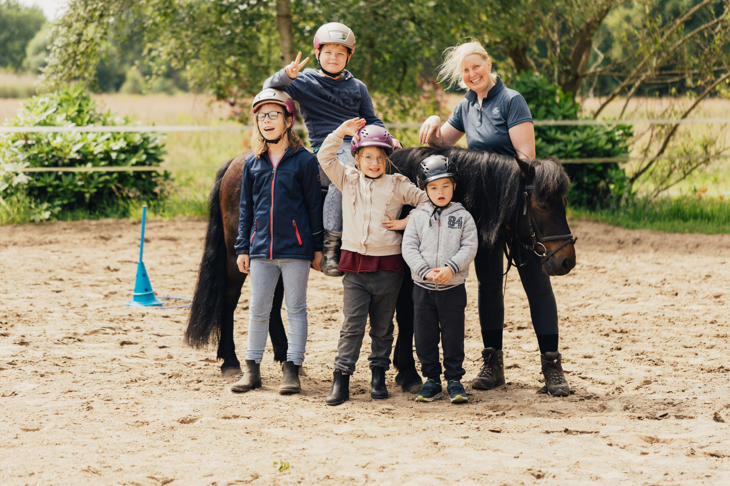Eine Trainerin, vier Kinder und ein Pferd.