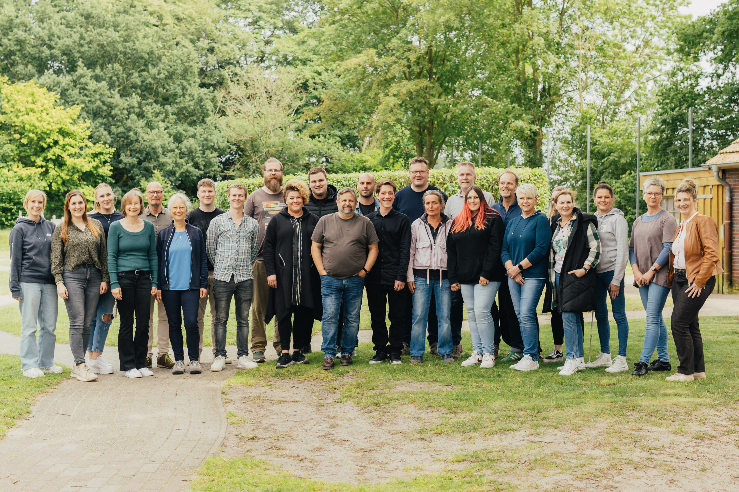 Gruppenfoto vom Team der Dorfschule Mansie vom Jahr 2024.