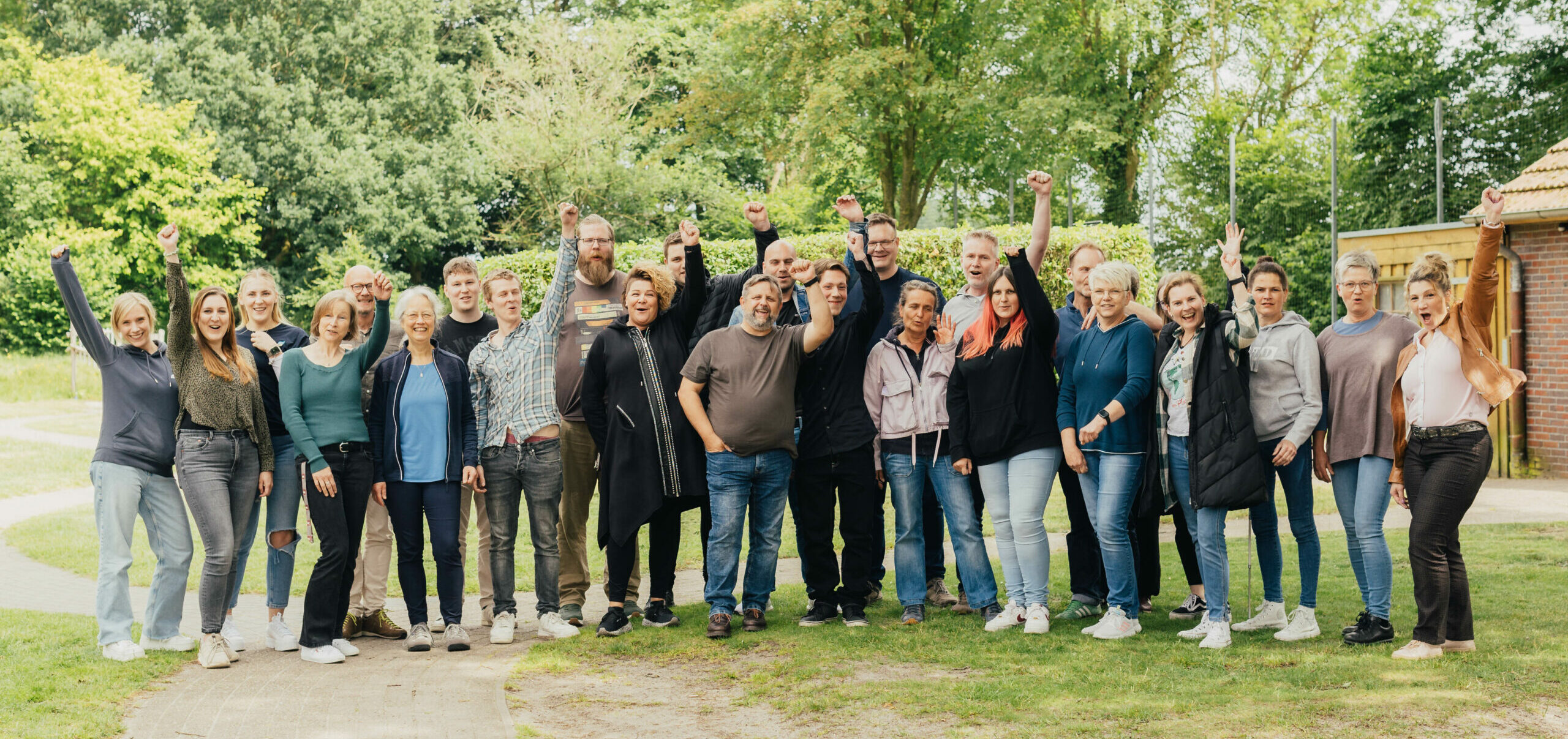 Gruppenfoto vom Team der Dorfschule Mansie vom Jahr 2024.
