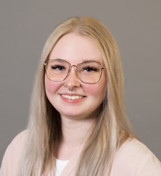 Eine junge GPS Mitarbeiterin namens Lena Bruns. Sie ist eine Abteilungsleitung Assistenz beim Wohnen bei der GPS.