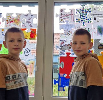 Foto mit zwei Schülern in einer Schule