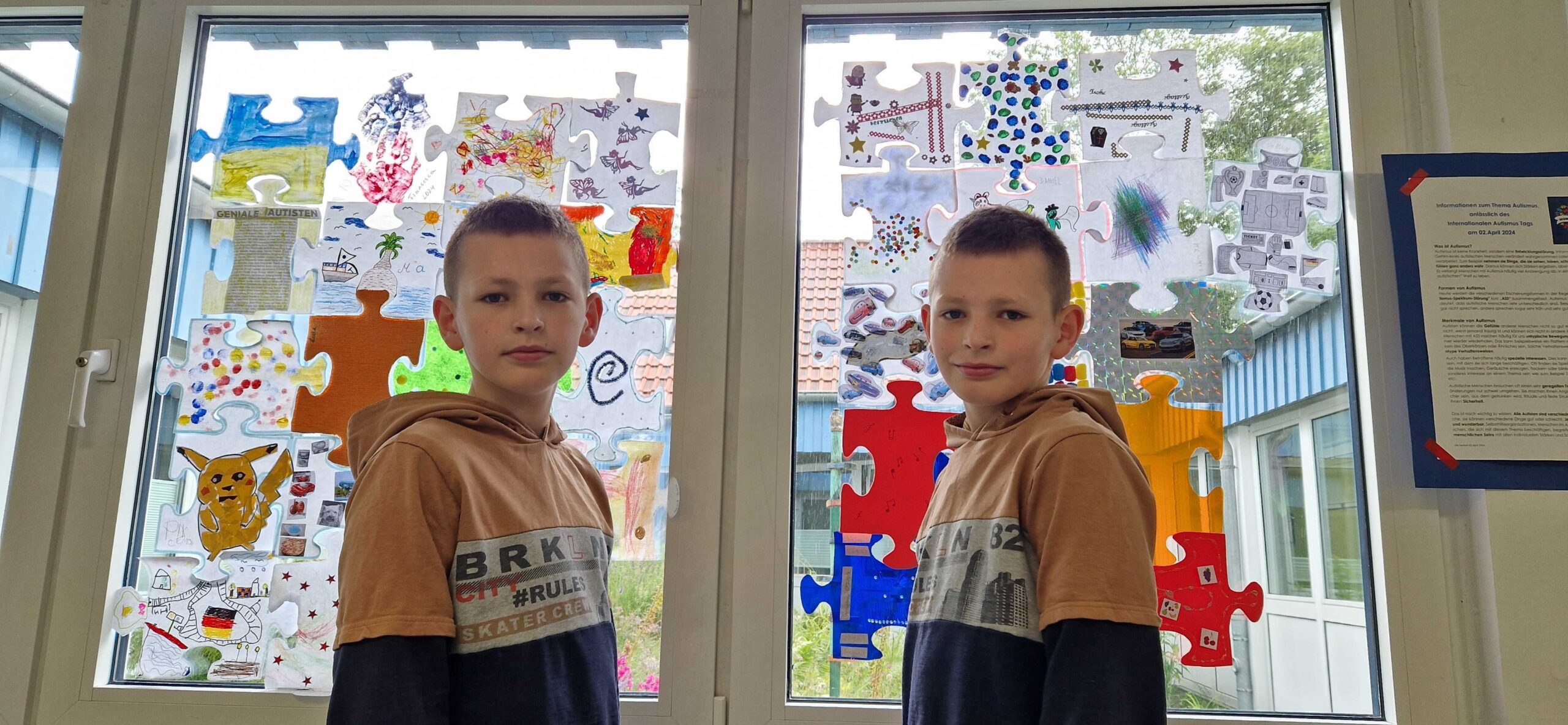 Foto mit zwei Schülern in einer Schule