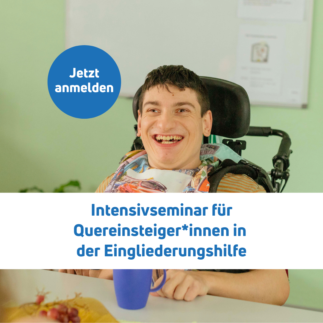Auf dem Bild sieht man einen jungen Mann im Rollstuhl an einem Tisch.