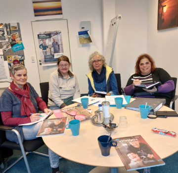Eine GPS Mitarbeiterin namens Andrea Hicken (Assistenz der Frauenbeauftragten bei der GPS", zwei GPS Beschäftigte und eine ältere Frau von der Stadt Wilhelmshaven an einem großen Tisch in der ARTEC Roffhausen.