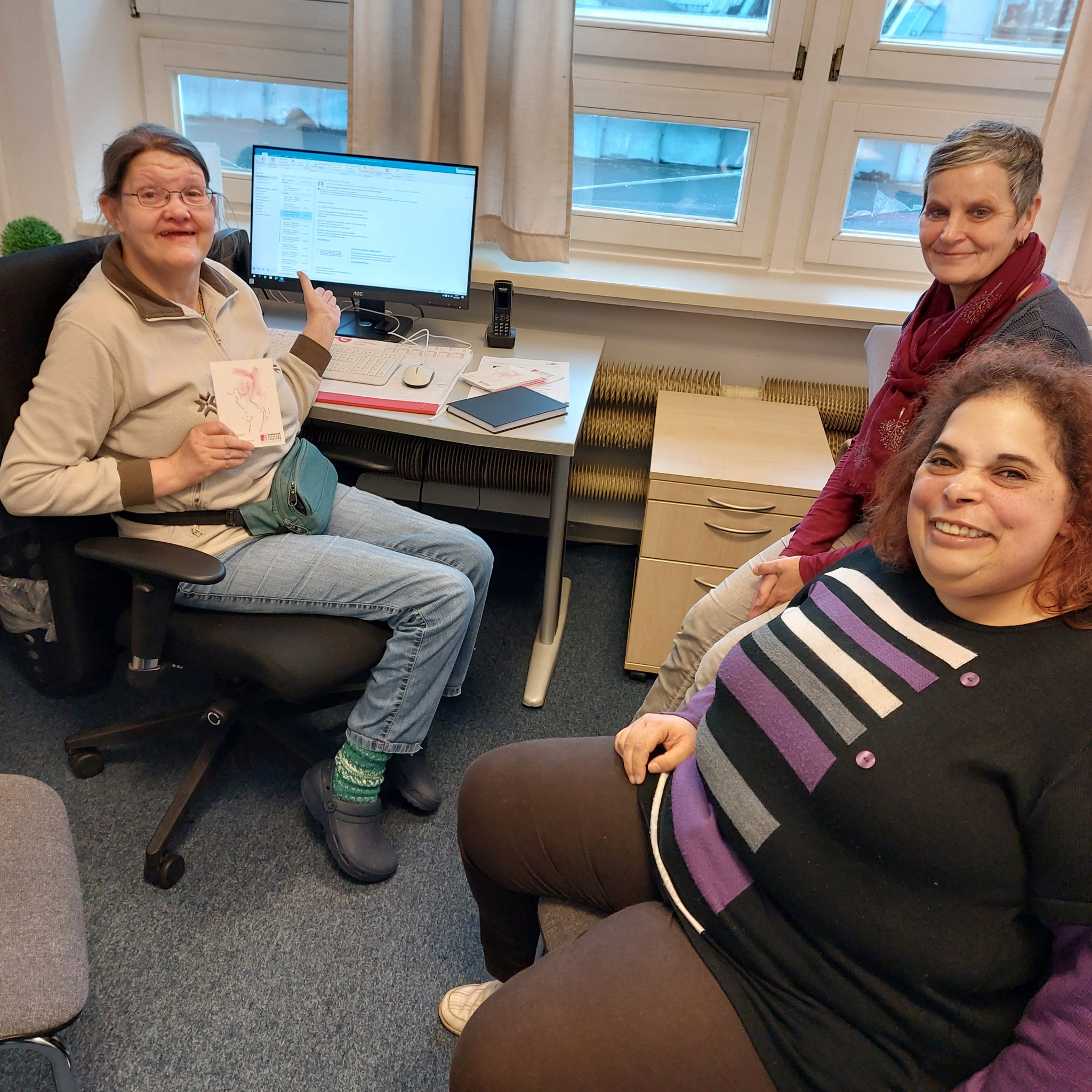 Zwei GPS Beschäftigte von der GPS Werkstatt ARTEC Roffhausen und eine ältere Frau von der Stadt Wilhelmshaven in der ARTEC Roffhausen.