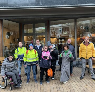 Ein Gruppenfoto von der Gruppe von GPS Beschäftigten und zwei GPS Mitarbeitern namens Torsten Lotze und Mariama Nehls draußen in einer Stadt in Groningen.