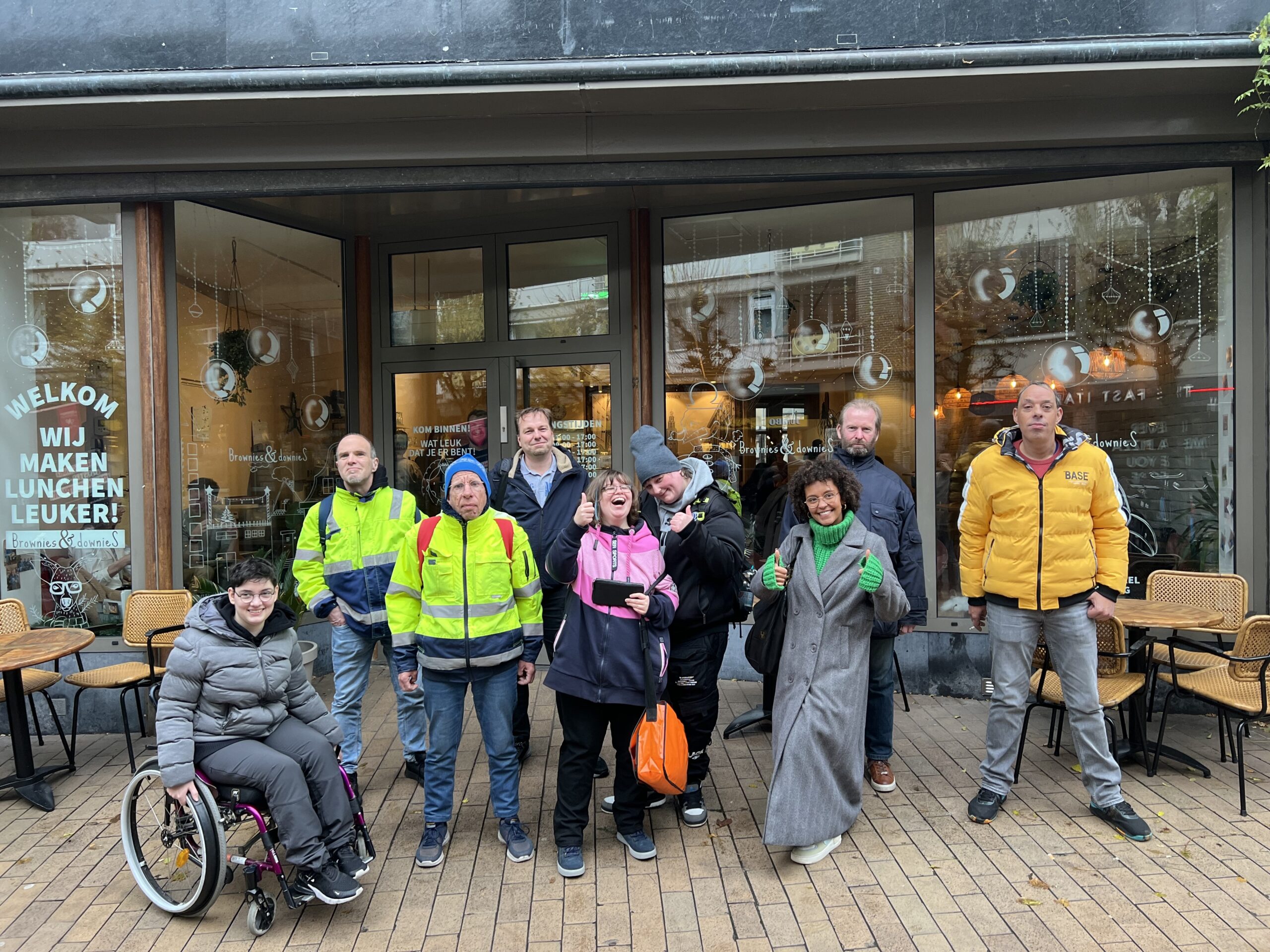 Ein Gruppenfoto von der Gruppe von GPS Beschäftigten und zwei GPS Mitarbeitern namens Torsten Lotze und Mariama Nehls draußen in einer Stadt in Groningen.