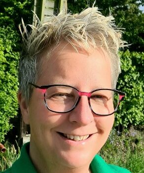 Ein Foto von einer GPS Mitarbeiterin namens Corinna Schindler. Sie ist eine Mitarbeiterin von der GPS Abteilung "Sport und Freizeit".