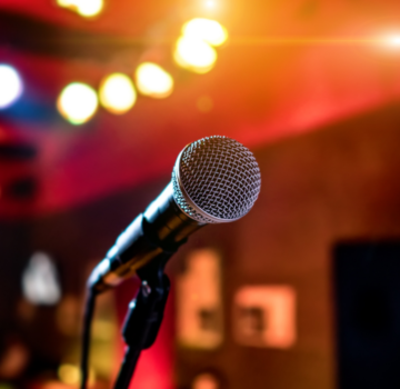 Ein Mikrofon auf einer Bühne in einer Karaokebar.
