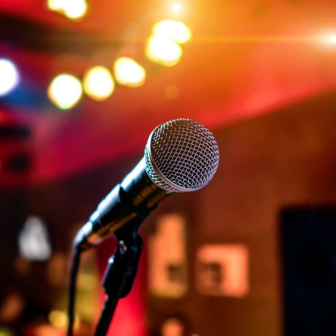 Ein Mikrofon auf einer Bühne in einer Karaokebar.