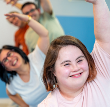 Vier Menschen machen eine Yoga und Entspannungsübungen.