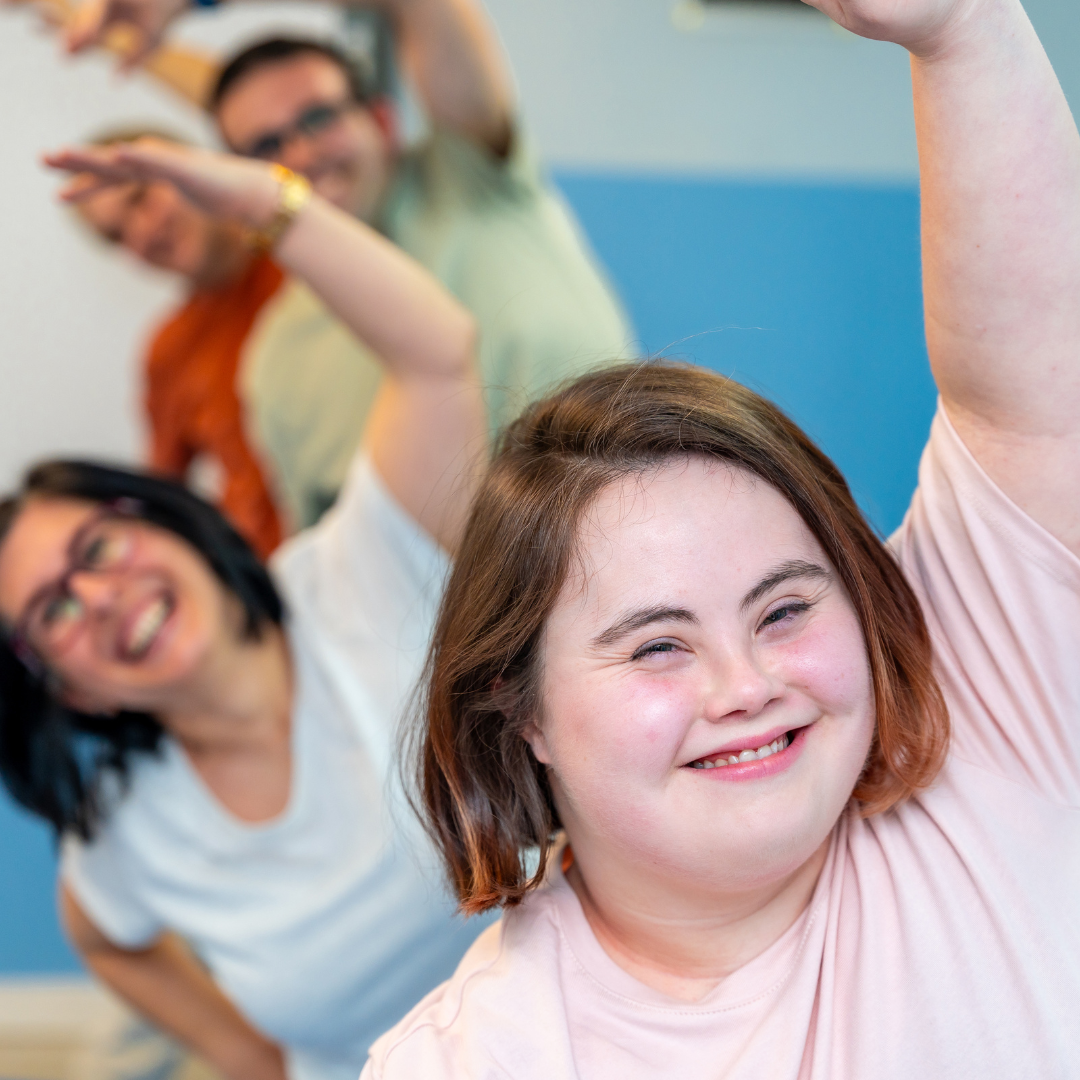 Vier Menschen machen eine Yoga und Entspannungsübungen.