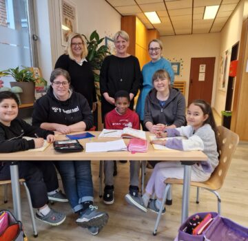 Auf dem Bild ist eine GPS Mitarbeiterin namens Nicole Stappenbeck von der GPS Abteilung "Fundraising", zwei Frauen und Kinder zu sehen.