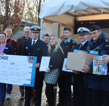 Spendenübergabe Bundeswehr Echo 125 draußen vor der Werkstatt Wilhelmshaven. Es scheint die Sonne.
