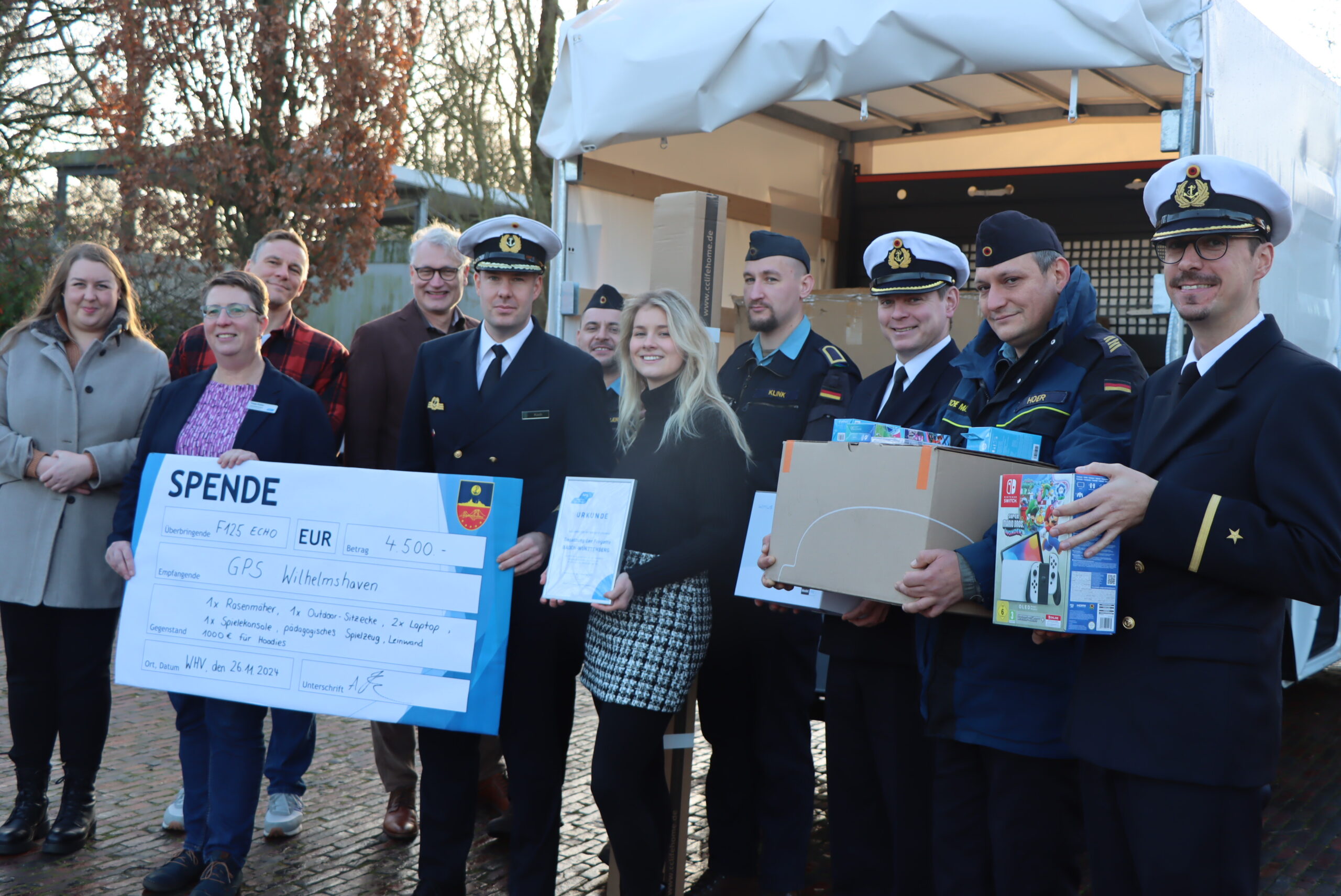 Spendenübergabe Bundeswehr Echo 125 draußen vor der Werkstatt Wilhelmshaven. Es scheint die Sonne.