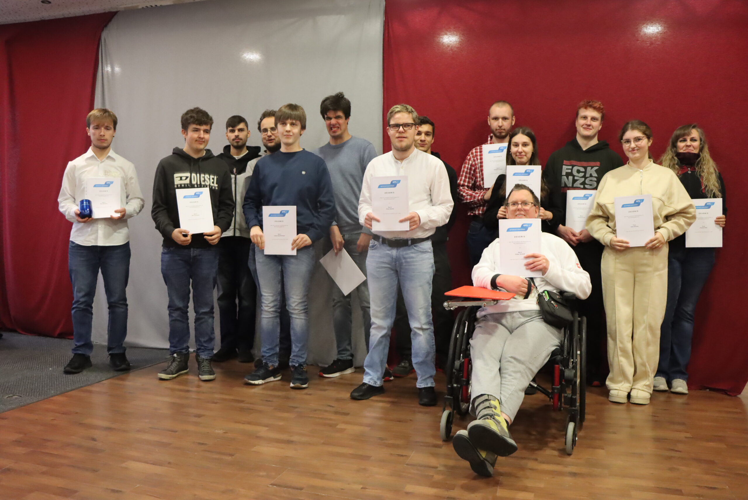 Viele junge Menschen mit ihren Zeugnissen in der Hand.
