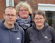 Ein Gruppenfoto draußen mit zwei Beschäftigte der ARTEC Roffhausen und eine GPS-Mitarbeiterin.