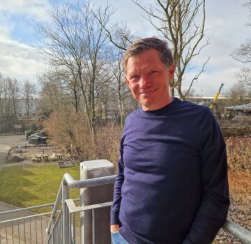 Ein GPS Mitarbeiter namens Oliver Frank draußen auf der Fluchttreppe draußen bei der Werkstatt Wilhelmshaven. Er ist der neue Leiter vom Heilpädagogischen Wohnverbund.