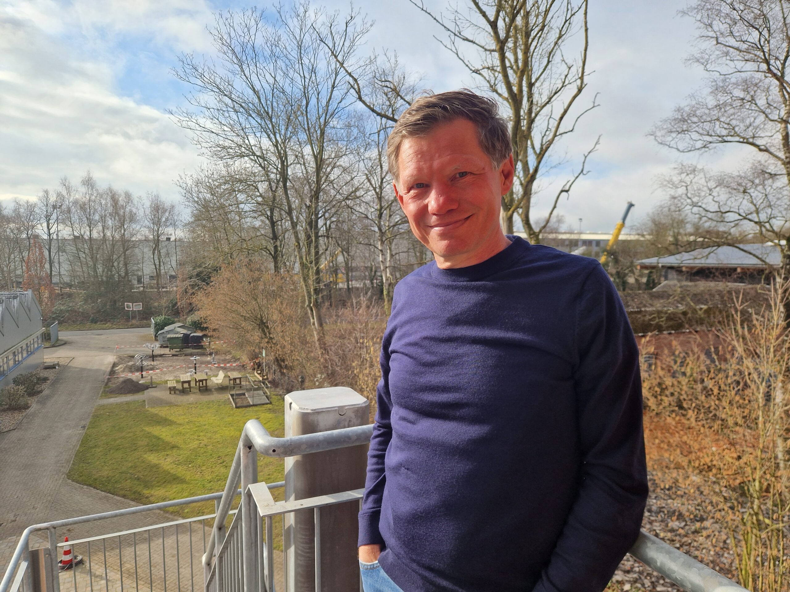 Ein GPS Mitarbeiter namens Oliver Frank draußen auf der Fluchttreppe draußen bei der Werkstatt Wilhelmshaven. Er ist der neue Leiter vom Heilpädagogischen Wohnverbund.