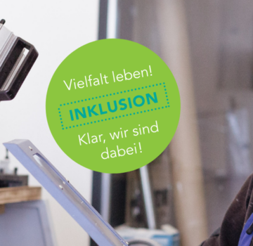 Junger, lächelnder Mann an Maschine