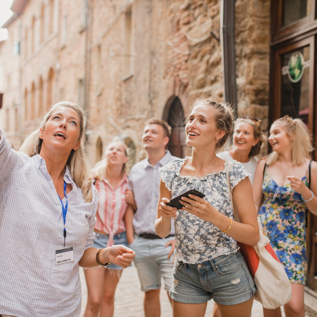 Frauen sind draußen in einer Stadt und schauen sich die Gegend an.