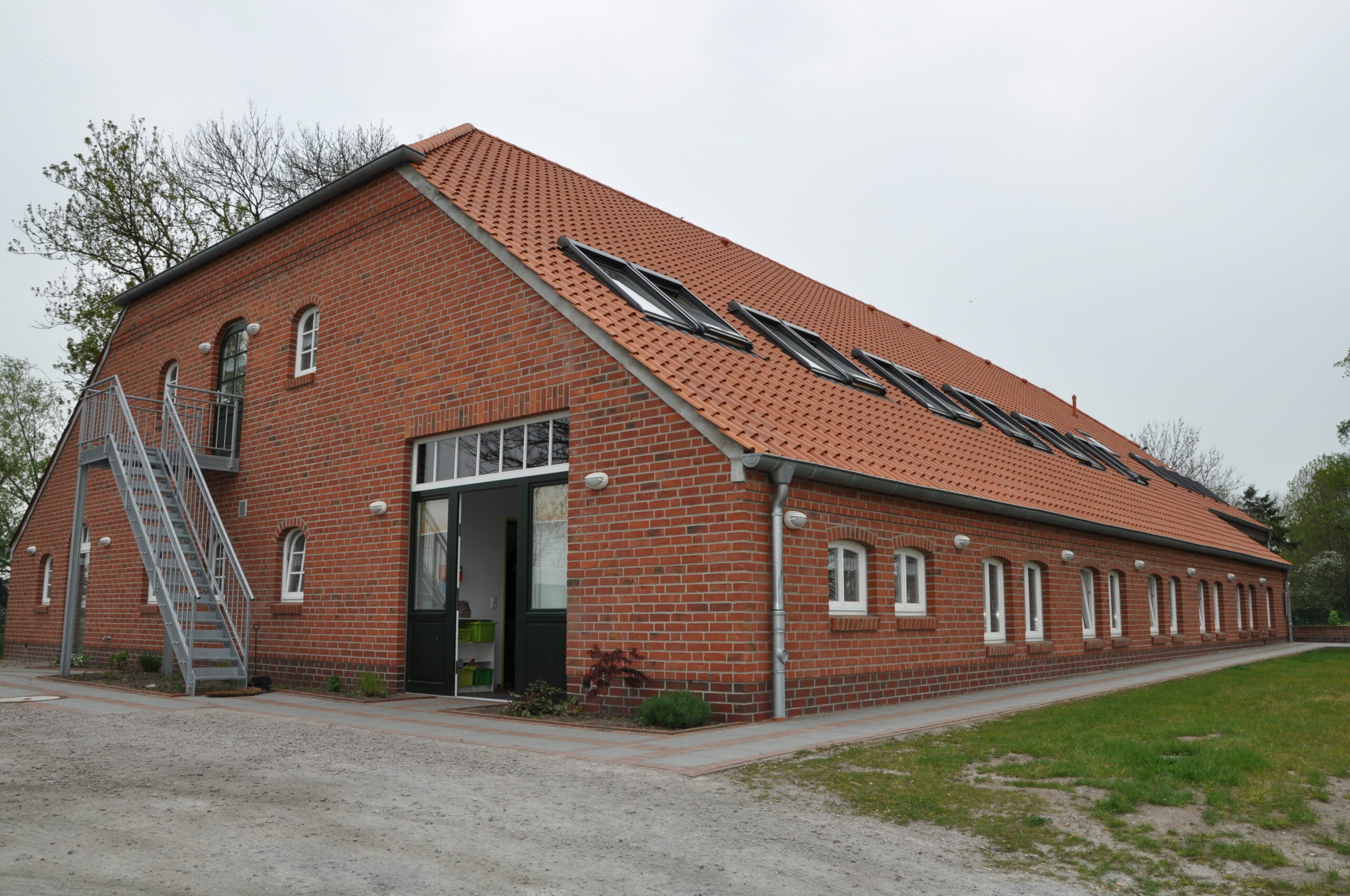 "GPS Windrad Bohnenburg Gebäude". Eine Außenaufnahme draußen auf dem Gelände.