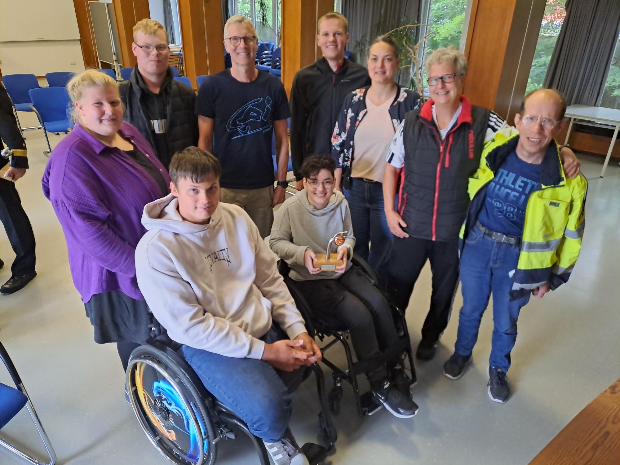 Zwei GPS Mitarbeiterinnen namens Kati Kross und Corinna Schilder vom GPS Sport & Freizeit, ein GPS Mitarbeiter namens Timo Eden und Beschäftigte von der GPS. Sie haben alle den dritten Platz beim Stadtradeln gewonnen.
