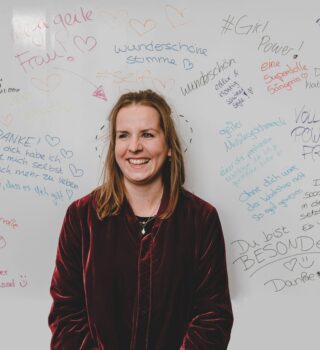 Eine GPS Mitarbeiterin namens Annemarie Rasche. Sie arbeitet bei der GPS Abteilung "Fachdienst Medienpädagogik".