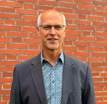 Verabschiedung vom GPS Leiter Frank Klug von der Einrichtung "WilSer" bei der GPS. Er steht vor dem GPS Gebäude.