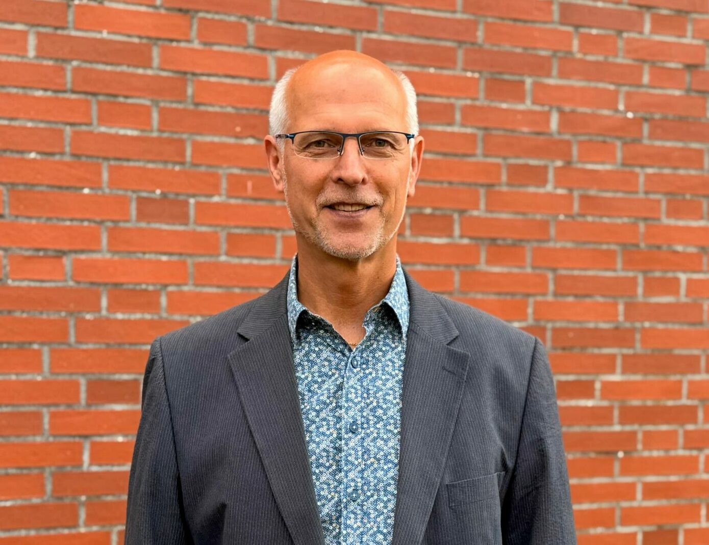 Verabschiedung vom GPS Leiter Frank Klug von der Einrichtung "WilSer" bei der GPS. Er steht vor dem GPS Gebäude.